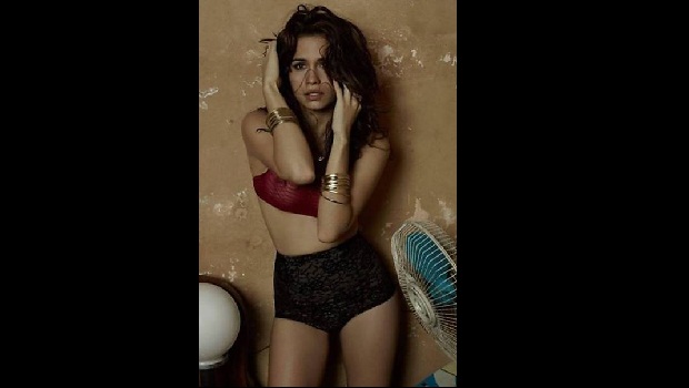 A atriz Nanda Costa em foto para a Playboy