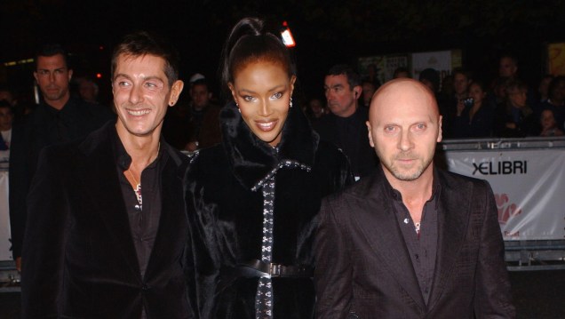 A modelo Naomi Campbell entre os estilistas italianos Domenico Dolce e Stefano Gabana