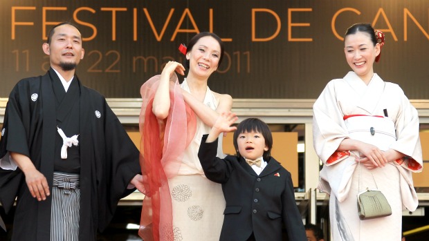 A cineasta Naomi Kawas com o filho, entre os atores Taiga Komizu e Hako Oshima, no tapete vermelho de Cannes: cineasta estará no Rio no dia 27