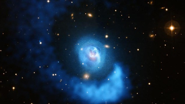 Imagem da NASA, a partir do telescópio raio-x de Chandra, mostra estrutura gás resultante colisão de galaxias