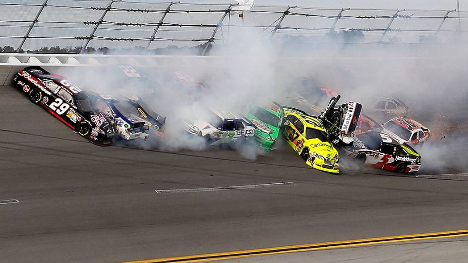 Diversos carros se envolvem em acidente durante a última volta das 500 milhas de Talladega, no Alabama 