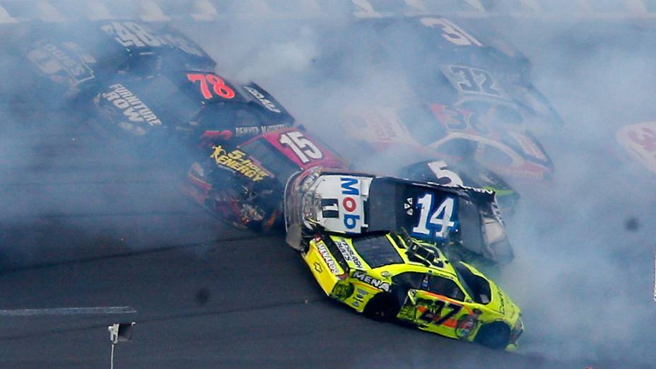 Diversos carros se envolvem em acidente durante a última volta das 500 milhas de Talladega, no Alabama 