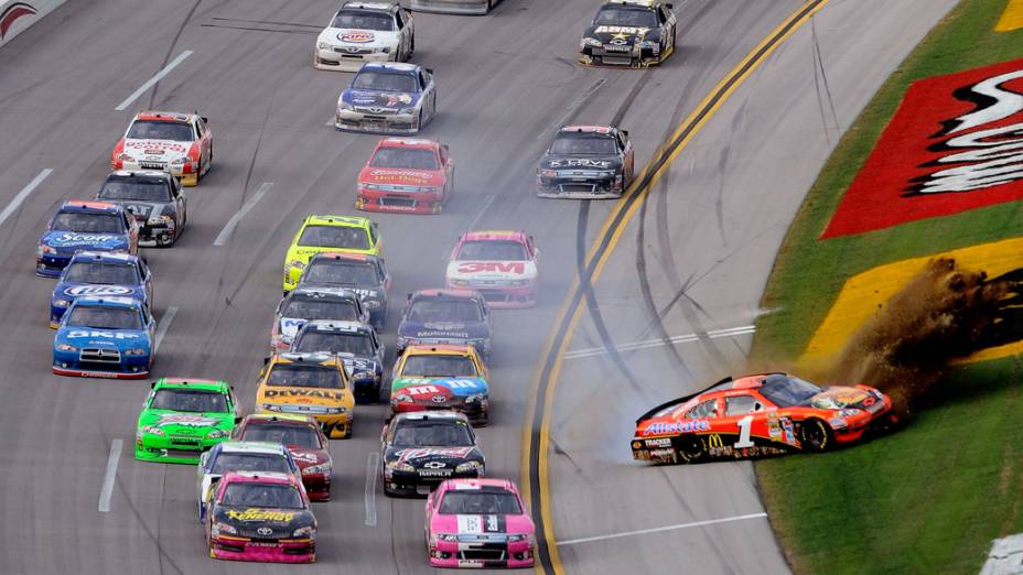 Diversos carros se envolvem em acidente em uma etapa da Nascar durante a última volta das 500 milhas de Talladega, no Alabama 