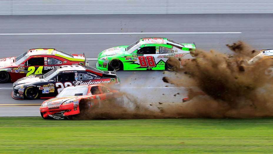 Diversos carros se envolvem em acidente em uma etapa da Nascar durante a última volta das 500 Milhas de Talladega, no Alabama