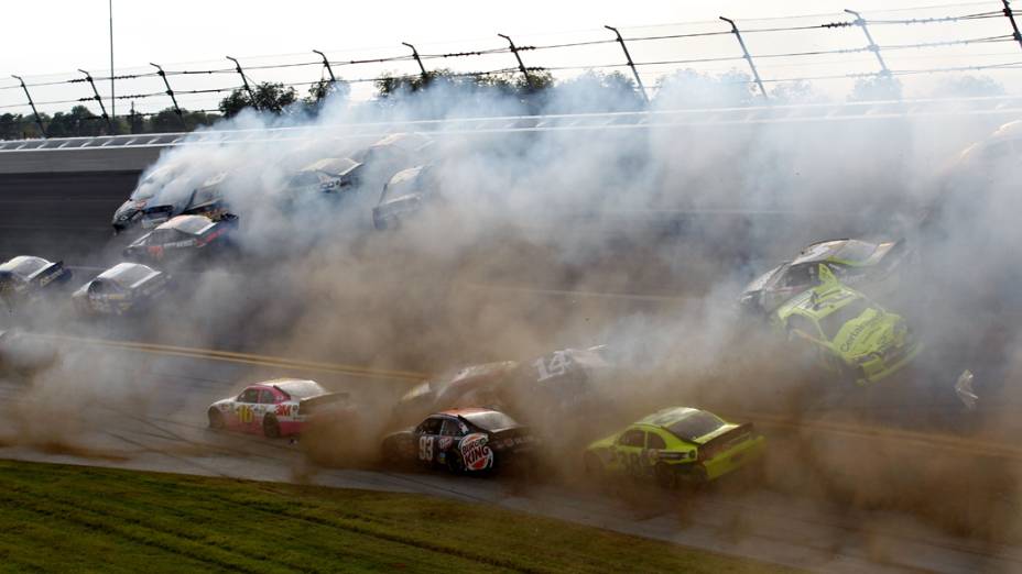 Diversos carros se envolvem em acidente em uma etapa da Nascar durante a última volta das 500 milhas de Talladega, no Alabama 