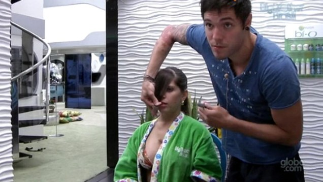 Nasser ataca de cabeleireiro no BBB13 com a namorada Andressa