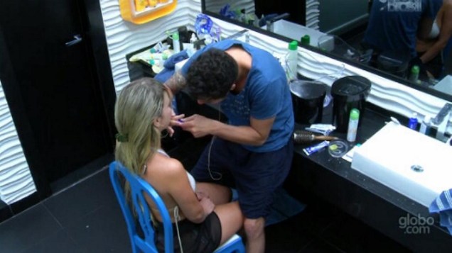 Nasser ataca de cabeleireiro no BBB13 com Fernanda