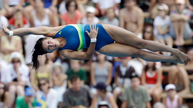 A atleta russa Yulia Koltunova salta da plataforma de 10m na prova de saltos ornamentais durante o Campeonato Europeu de Esportes Aquáticos, realizado em Budapeste, na Hungria