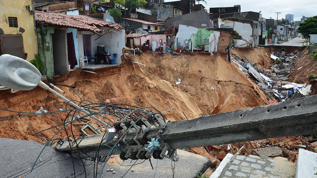 Deslizamento de terra abre cratera na Rua Guanabara, no bairro Mãe Luiza