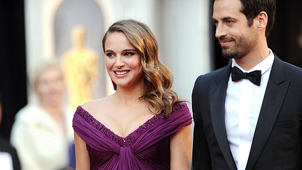 A atriz americana ao lado do marido, o coreógrafo Benjamin Millepied, durante cerimônia do Oscar deste ano; o casal teve o primeiro filho, um menino.