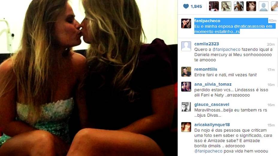 Fora da casa, Fani publica foto dando selinho em Natália