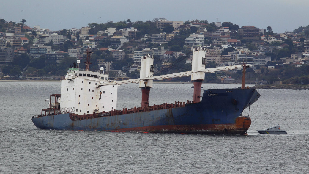 O navio 'Angra Star' adernado na Baía de Guanabara: risco de acidente ambiental com derramamento de poluentes