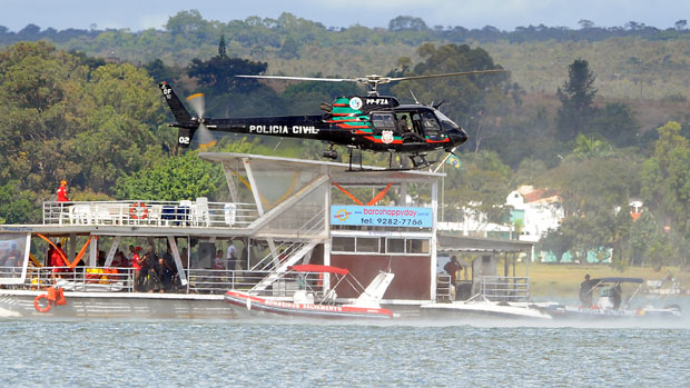 Helicóptero do Corpo de Bombeiros apoia as buscas por vítimas do naufrágio no Lago Paranoá, em Brasília