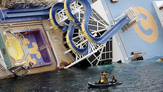 Grupos de resgate procuram novas vítimas no navio Costa Concordia