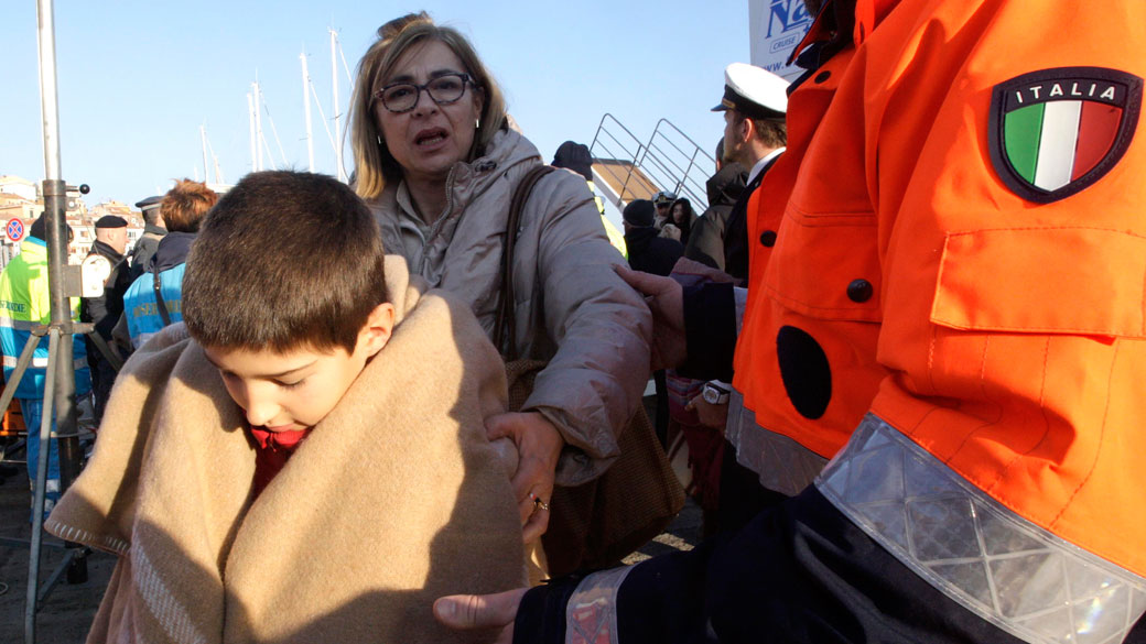 Passageiros do transatlântico Costa Concordia são resgatados no porto de Santo Stefano, na ilha de Giglio. O navio estava com 4.229 pessoas a bordo - 14/01/2012