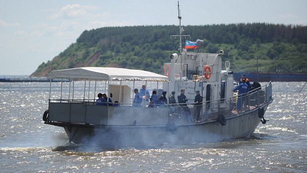 O Ministério de Emergência da Rússia continua realizando buscas no rio Volga nesta segunda-feira