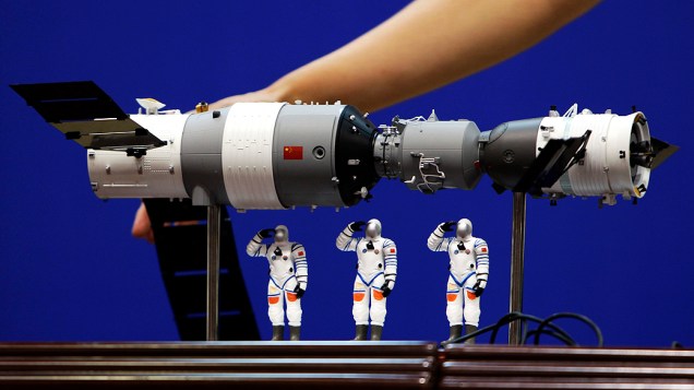 Miniatura da nave espacial Shenzhou-9 e três astronautas chineses no Centro de Lançamento de Satélites Jiuquan, na província de Gansu (China). O foguete será lançado nesta sexta-feira