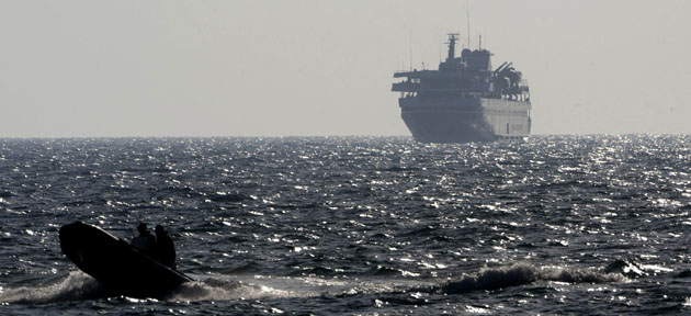 Barco israelense escolta o navio turco Mavi Marmara após o confronto.