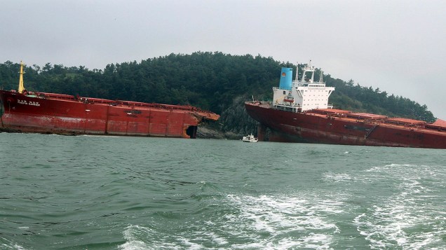 Navio cargueiro que levava carvão é visto após rachar em duas partes em Sacheon, a cerca de 440 km de Seul, na Coreia do Sul. A rachadura foi causada pelo tufão Bolaven, que passou pelo local na terça-feira (28)