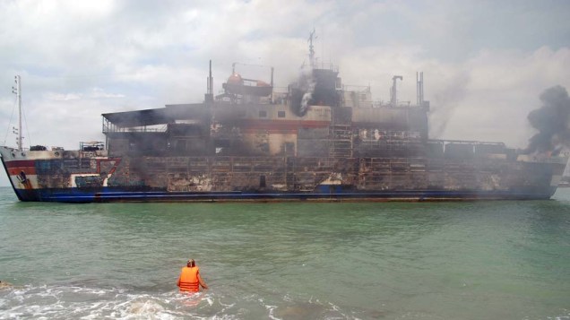 Navio em chamas nas proximidades do porto de Merak, Indonésia. Cerca de 11 pessoas morreram no acidente