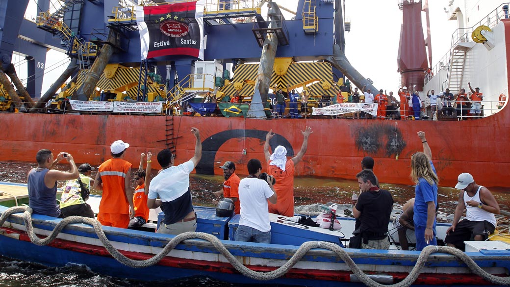 Em protesto contra a MP, portuários chegaram a invadir navio chinês
