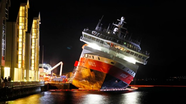 Na Noruega, o navio de cruzeiro “Nordlys”, da companhia “Northen Light”, permanence danificado no porto de Aalesund após incêndio que matou duas pessoas