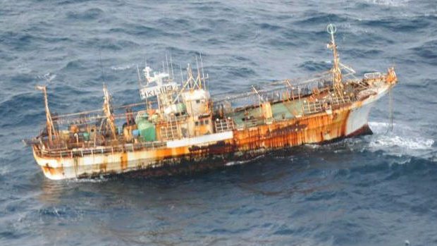 Um barco de pesca japonês que desapareceu no Oceano Pacífico em março de 2011 em meio ao tsunami é avistado na costa do Canadá