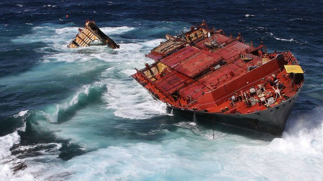 O cargueiro Rena, de onde vazaram entre 130 e 350 toneladas de óleo, permanece preso próximo às praias de Tauranga, na Nova Zelândia