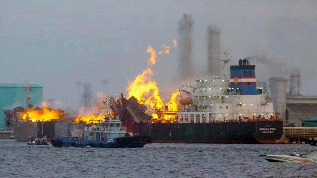 Chamas são vistas em navio-tanque malaio que transportava metanol em gás, em Labuan (Malásia). O composto, altamente inflamável, causou uma explosão depois que a embarcação foi atingida por um raio, segundo a polícia local