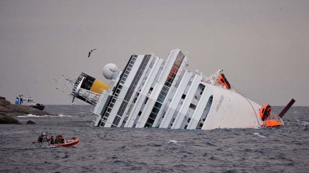 O cruzeiro Costa Concordia, que naufragou na costa italiana, continua encalhado na ilha Giglio