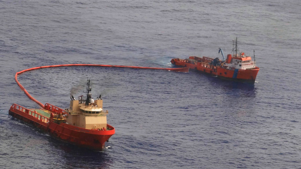Barcos montam barragem contra vazamento de óleo da Chevron, no Rio de Janeiro