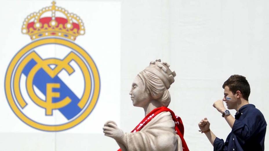 Torcedor do Real Madrid junto a réplica da estátua Cibele, colocada em uma tenda do clube, próximo ao Estádio Mestalla, Valência