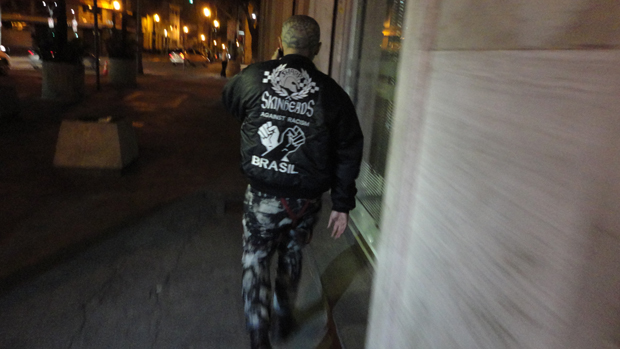 Gangues em guerra: integrante do grupo de skinheads "Sharp" deixa o DHPP após prestar depoimento sobre a morte de Johni Raoni Galanciak
