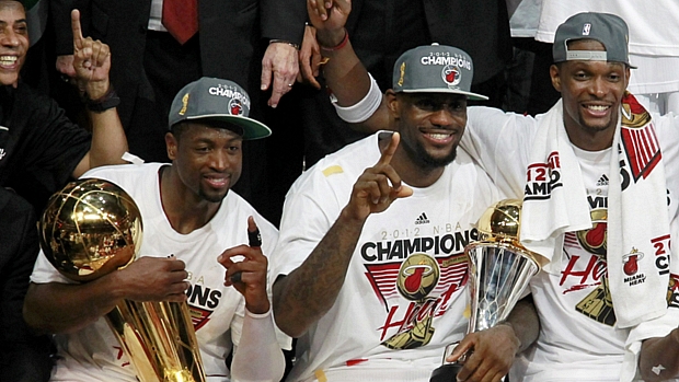 Dwyane Wade, LeBron James e Chris Bosh festejam o título da temporada 2011-2012 do Miami Heat