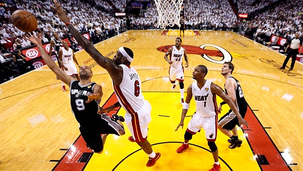 Tony Parker e LeBron James: protagonistas do duelo mais interessante do primeiro jogo da final da NBA