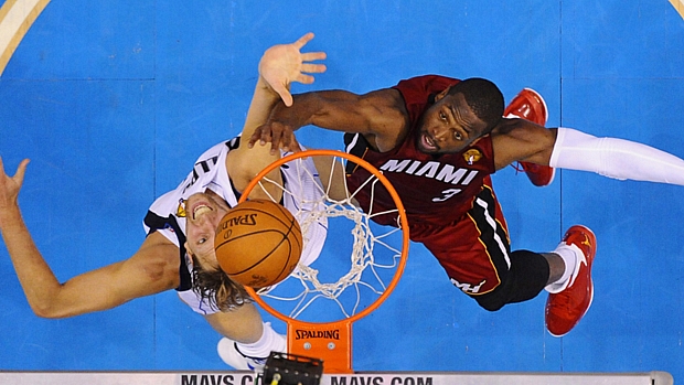Dwyane Wade, do Miami Heat, e Dirk Nowitzki, do Dallas, disputam lance durante terceira partida da série final entre as duas equipes.