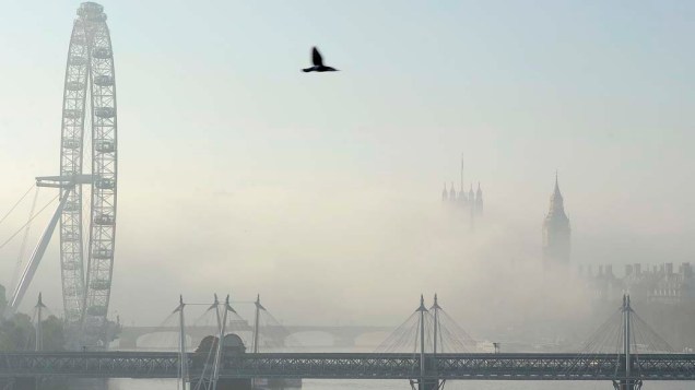 Neblina quase encobre o prédio do Parlamento em Londres, na Inglaterra