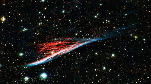 A estranha Nebulosa do Lápis (NGC 2736) é uma pequena parte de um enorme anel de restos deixados por uma explosão de supernova, que aconteceu há cerca de 11 mil anos