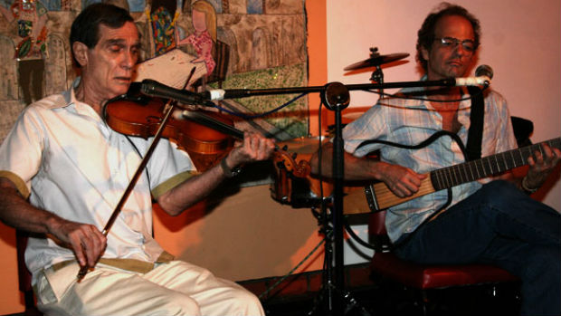 Jorge Mautner (à esquerda) e Nelson Jacobina (à direita) no Viradão Carioca, em 2009