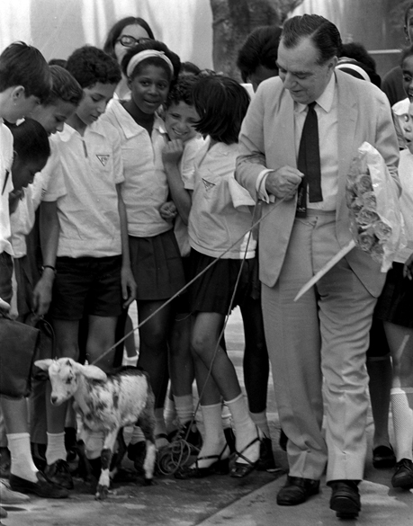 O jornalista e escritor Nelson Rodrigues recebe homenagem de alunos da Escola Gonçalves Dias e ganha de presente uma cabra (alusão ao quadro "Cabra Vadia", do programa "Noite de Gala") e flores, em 1969