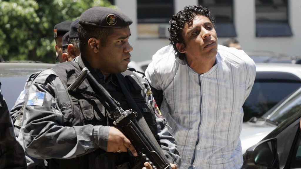 Nem, o traficante que desafiava a polícia do Rio e a Justiça, é conduzido para o blindado 'Caveirão', da PM, para ser levado para o presído de Bangu 1