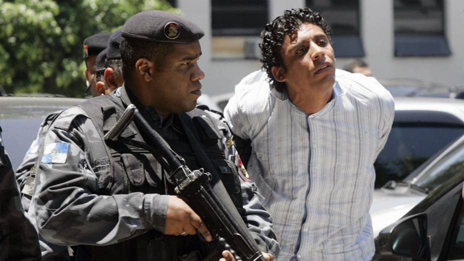 Nem, o traficante que desafiava a polícia do Rio e a Justiça, é conduzido para o blindado Caveirão, da PM, para ser levado para o presído de Bangu 1