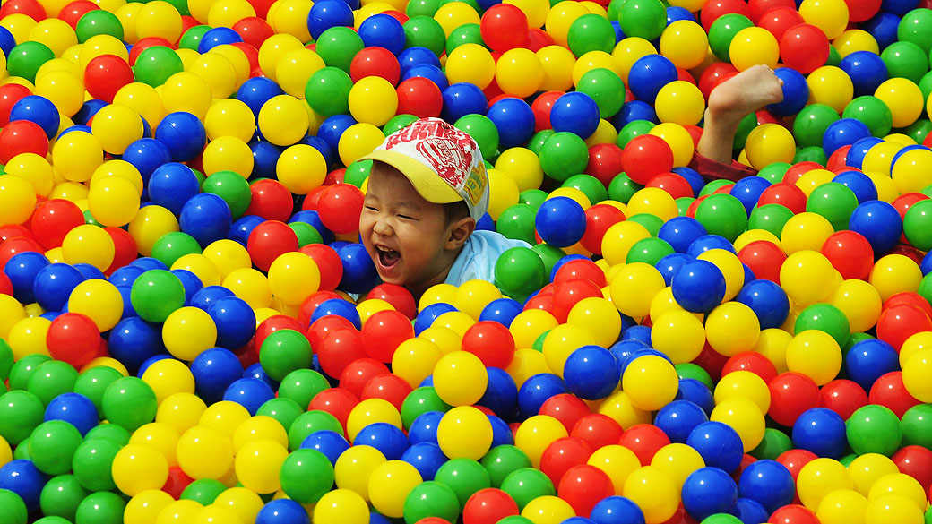Criança brinca nesta terça em piscina de bolinhas de parque em Shenyang, na província chinesa de Liaoning