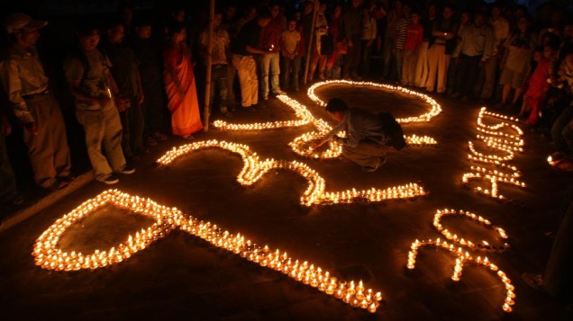 Em memória de desaparecidos, centenas acenderam velas em Katmandu, Nepal