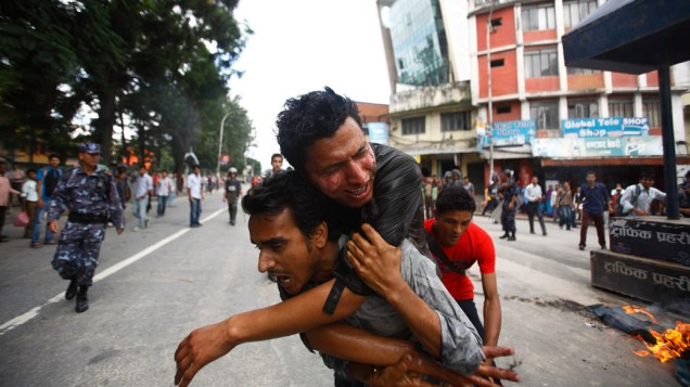 Homem é levado para o hospital após se ferir durante protesto contra a Nepal Oil Corporation em Kathmandu