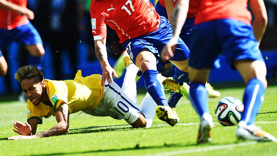 Neymar contra o Chile, nas oitavas de final no Mineirão: faltas duras, contusão e rendimento abaixo das outras partidas