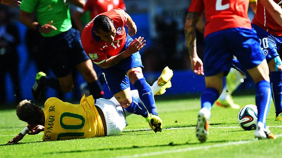 Neymar contra o Chile, nas oitavas de final no Mineirão: faltas duras, contusão e rendimento abaixo das outras partidas