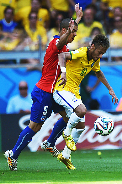 Neymar contra o Chile, nas oitavas de final no Mineirão: faltas duras, contusão e rendimento abaixo das outras partidas