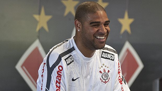 Adriano: 'Se eu entrar em campo sem condições de atuar vão me criticar, vão falar que o Corinthians é incompetente'