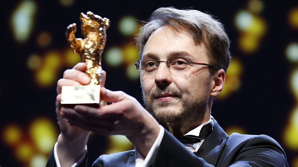 O diretor de 'Child's Pose', Calin Peter Netzer com o Urso de Ouro por Melhor Filme, no Festival De Berlim